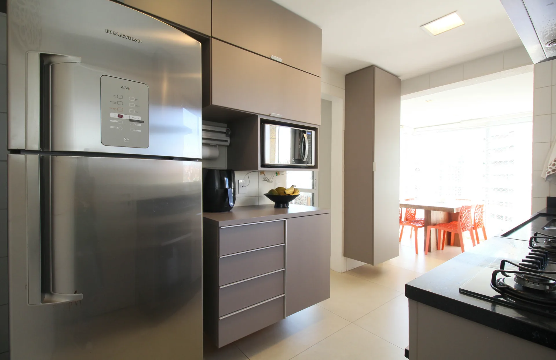 Cozinha com armários planejados e eletrodomésticos no apartamento à venda na Vila Andrade