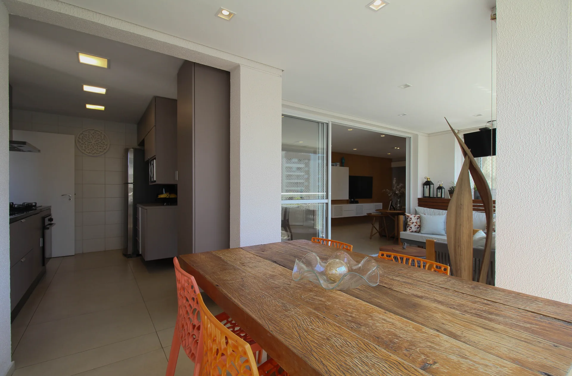 Varanda gourmet integrada à sala e cozinha do apartamento de 142 m² na Vila Andrade
